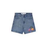 Short de denim color celeste con efecto desgastado, de tiro medio y corte recto. Cuenta con bolsillos clásicos y tres parches bordados decorativos en la parte inferior izquierda.