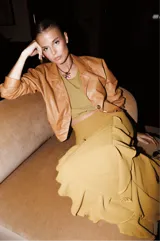 Falda larga color mostaza de seda lavada, corte al bies y volados verticales.