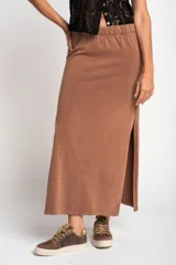 Falda midi color marrón, de algodón peinado, con cintura elástica y tajo lateral.