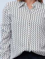 Camisa de rayón con estampado geométrico en blanco y negro, cuello con solapa y cierre frontal oculto con botones.