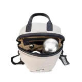 Matera estilo mochila color verde militar, confeccionada en nylon acolchado con detalles en símil cuero negro. Cuenta con tapa con cierre metálico, bolsillo interno, asas de mano y correa extensible para llevar al hombro o cruzada.