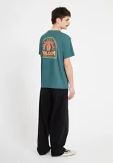 Remera Volcom modelo Abg Solstice Bsc Sst, de color verde oscuro, manga corta y cuello redondo, con pequeño estampado gráfico en el pecho.