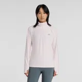 Buzo deportivo de manga larga con medio cierre frontal, cuello alto y orificios para los pulgares en los puños. Presenta el logo de la marca en el pecho y tecnología de secado rápido.