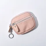 Monedero pequeño color rosa de cuero sintético con cierre plateado y llavero.