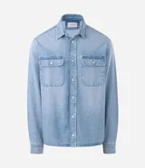 Camisa de jean estilo overshirt marca Marfinno, confeccionada en algodón. Presenta cuello con solapa, cierre frontal con botones, mangas largas con puños abotonados y dos bolsillos frontales en el pecho con solapa.