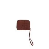 Tarjetero marrón con textura símil cocodrilo, cierre de metal y correa de muñeca. Interior con ocho compartimentos para tarjetas y documentos.