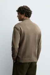 Chaqueta de punto de algodón con corte regular, cuello perkins y cierre frontal con cremallera. Presenta mangas largas con puños acanalados y terminaciones en rib.