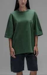 Remerón de algodón premium en color verde, con corte relajado, hombros caídos y mangas cortas amplias.