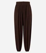 Pantalón de mujer color marrón oscuro, estilo balloon o bombacho, con cintura y puños elásticos.