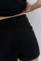 Short de jean blanco con ruedo doblado, tiro medio y calce cómodo.