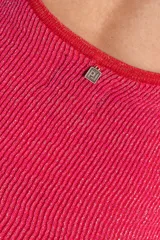 Vestido corto de punto con hilo brillante, corte ajustado al cuerpo, mangas largas con ligero frunce en los hombros y escote bote.