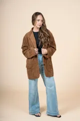 Blazer oversize color camel, con cuello clásico, dos botones frontales y bolsillos grandes.