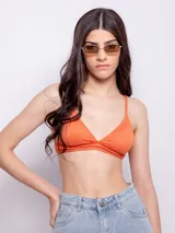 Top de bikini con triángulos fijos, breteles finos regulables, gancho en espalda, forro interior y copas desmontables. Diseño con textura animal print color celeste.