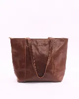 Cartera tipo tote de cuero natural color marrón, con cierre superior, doble asa de hombro y logo grabado en el frente.