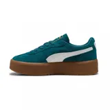 Championes Puma modelo Palermo Elevata, de diseño urbano con plataforma. Confeccionados en gamuza color verde azulado, presentan la icónica franja lateral en color blanco y suela de goma color marrón con textura.