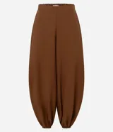 Pantalón de sastrería modelo aladim color marrón, con cintura recta, piernas amplias y ruedo ajustado. Confeccionado en tejido fluido de viscosa y poliéster.