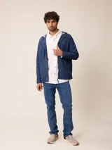 Camisa de manga larga confeccionada en algodón oxford, con cuello abotonado y cierre frontal de botones. Presenta un diseño clásico y minimalista con un pequeño logo bordado en el pecho.