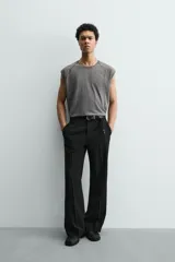 Camiseta tank gris con efecto lavado, de corte relajado, cuello redondo y manga raglán sisa.