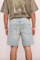 Bermuda de jean celeste, corte clásico, con bolsillos delanteros y traseros.