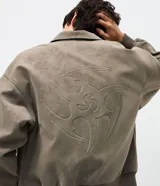 Campera masculina de poliuretano color gris, con cuello inglés, cierre de cremallera, mangas largas, puños elásticos y diseño con relieve en la espalda.