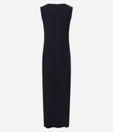 Vestido midi negro de microfibra, sin mangas, con escote asimétrico y detalle de hebilla dorada en el hombro. Presenta fruncido en el lateral y un corte ajustado.