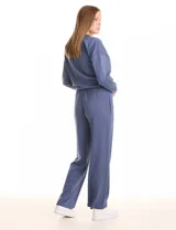 Pantalón jogger de corte recto, color blanco, con cintura elástica, cordón de ajuste y bolsillos laterales.