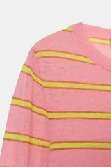 Jersey de punto fino con diseño de rayas horizontales en tonos rosa y amarillo. Presenta cuello redondo y manga larga.
