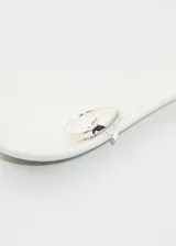 Anillo abierto de plata 925 con dos mariposas en los extremos y una hilera de zirconias de colores.