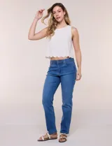 Jean recto de tiro alto de la marca Ruby Rd, confeccionado en denim azul. Presenta diseño de cinco bolsillos, cierre frontal con botón y cremallera, y pretina con pasadores para cinturón.