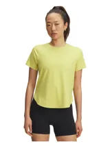 Remera deportiva de manga corta con tecnología Iso-Chill que disipa el calor corporal. Presenta perforaciones láser estratégicas para ventilación, bajo curvado y detalles reflectantes. Confeccionada en tejido elástico de secado rápido con protección UPF 30.
