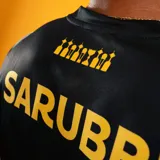 Camiseta de fútbol Puma del Club Atlético Peñarol, modelo Home temporada 2026. Diseño a rayas verticales amarillas y negras, con cuello redondo negro y detalles amarillos en las mangas. Incluye logo Puma, escudo del club y sponsor Antel en el frente.