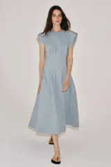 Vestido midi de Zara Woman Collection confeccionado en hilatura de algodón color celeste, con cuello redondo, manga corta y detalles de pliegues en la cintura. Presenta falda en línea evasé y cierre en la espalda con abertura y botón.