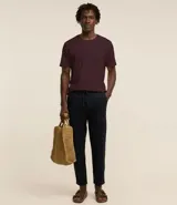 Remera de manga corta y cuello redondo, confeccionada en algodón peruano de alta calidad. Presenta un diseño liso y corte cómodo, ideal para uso diario.