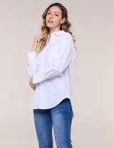 Camisa blanca de corte holgado, marca Magaschoni, con cuello camisero, mangas largas con puños anchos, bolsillo en el pecho y ruedo curvo.
