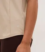 Remera deportiva de microfibra texturizada, con cuello redondo y mangas cortas. Presenta un diseño liso con recortes laterales que favorecen la ventilación.