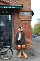 Pantalón acampanado de pana color beige con parches de pana marrón, verde y naranja.