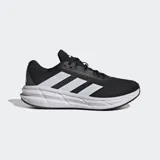 Championes de running Adidas Questar 3 en color negro con las tres tiras laterales en blanco. Poseen una parte superior de malla transpirable, cierre de cordones y una mediasuela con tecnología de amortiguación para optimizar la pisada.