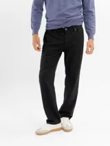 Pantalon de gabardina color azul marino, de corte regular y tiro medio. Cuenta con cinco bolsillos clásicos, cierre de botón y cremallera, y terminación recta.