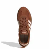 Championes urbanos Adidas modelo Barreda Decode, color marrón con detalles en rosado claro. Presentan una combinación de gamuza y material sintético, con las icónicas tres tiras laterales y suela de goma traslúcida.