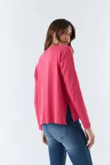 Remera celeste de algodón, de manga larga y cuello redondo.