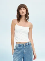 Musculosa blanca de breteles finos con escote recto, de corte ajustado y largo a la cintura.