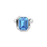 Anillo de aleación de metales con baño de plata y cristal facetado de corte rectangular en color azul.