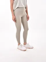 Calza larga color verde militar, de tiro alto y calce ajustado.