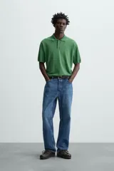 Polo de punto tejido de algodón con efecto lavado, color amarillo pálido. Presenta un calce regular fit, cuello solapa con cierre frontal de tres botones y manga corta.