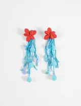 Caravanas largas con diseño de flor roja en la parte superior y flecos de mostacillas celestes con detalles de esferas perladas y lentejuelas iridiscentes.