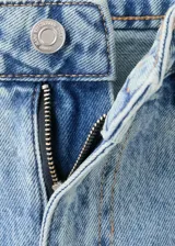 Jeans de denim celestes, de tiro alto y corte recto, con diseño clásico de cinco bolsillos y cierre frontal con botón y cremallera.
