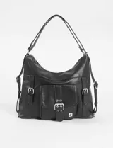 Cartera hobo convertible a mochila, color marrón, confeccionada en cuero sintético. Presenta un diseño con bolsillo frontal con solapa y cierre de hebilla metálica, además de correas ajustables y herrajes plateados.