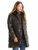 Campera puffer larga de color marrón oscuro, con diseño capitoneado de costuras horizontales. Presenta un sistema de cierre doble con pechera interna fija con cierre y cuello alto, y cierre frontal exterior con botones a presión. Incluye bolsillos frontales amplios, capucha fija y cierres laterales en el ruedo para mayor movilidad.