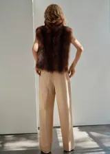 Pantalón de tiro medio color tostado, de corte recto y diseño largo con pinzas en la parte delantera y trabillas para cinturón. Cuenta con bolsillos laterales y cierre oculto.