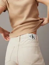 Jeans color crema de corte bootcut, con tiro medio-alto, confeccionados en denim rígido de algodón con un 20% de algodón reciclado.